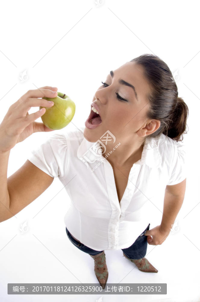 高角度站立的女人與蘋果