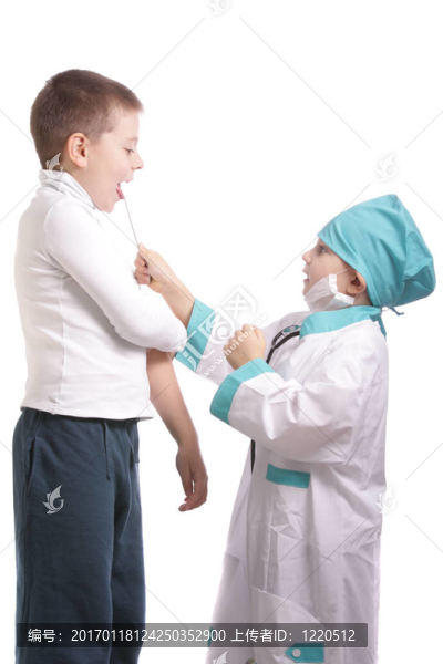 醫(yī)生檢查喉嚨