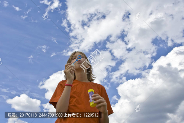 孩子們吹泡泡