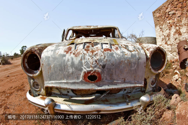 沙漠中的老車