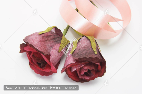 帶禮物色帶的紅玫瑰