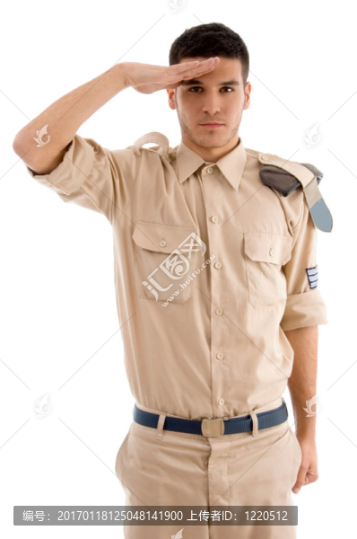 年輕人向警察