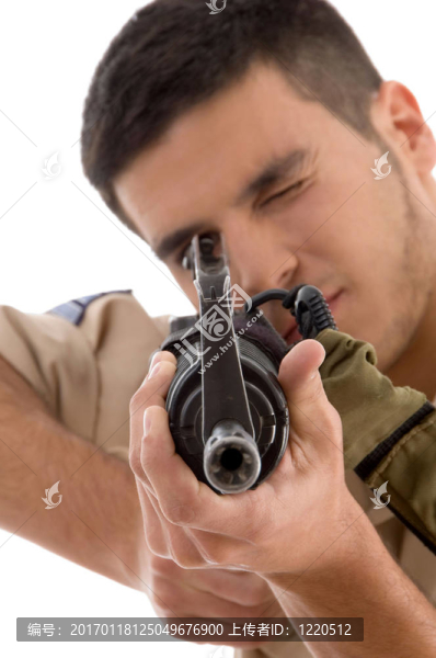 年輕的士兵瞄準