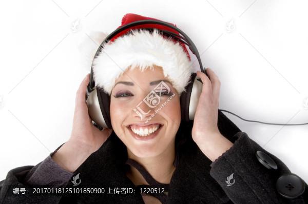 樂女聽音樂戴圣誕帽