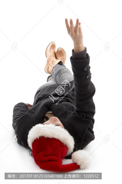 躺著的女人戴著圣誕帽和手指
