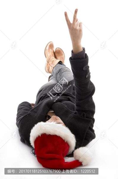 女性戴圣誕帽，露出和平手勢