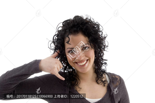 女性顯示電話的手勢