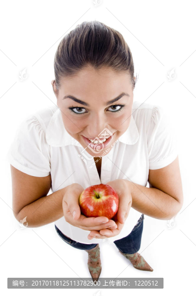 美麗的年輕女性抱著蘋果的高視角