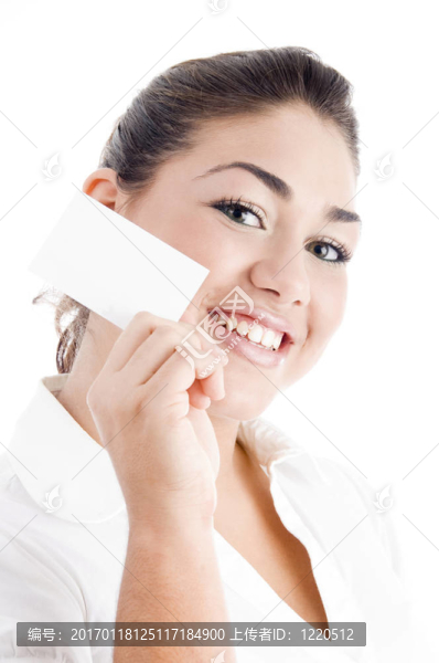 年輕漂亮女人展示名片