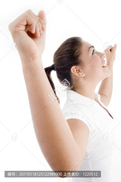 年輕迷人女子伸出雙臂