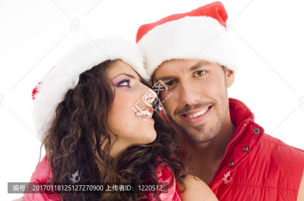 快樂的年輕夫婦戴著圣誕帽