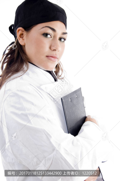 美麗女廚師拿著記事本