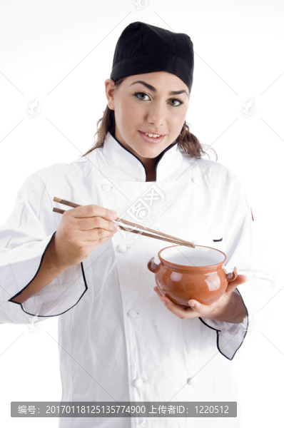 漂亮的女廚師擺筷子和碗