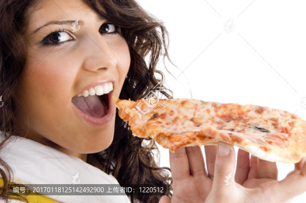漂亮女人吃美味的比薩餅