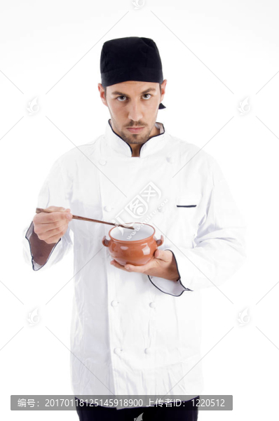 專業(yè)廚師拿著碗和筷子