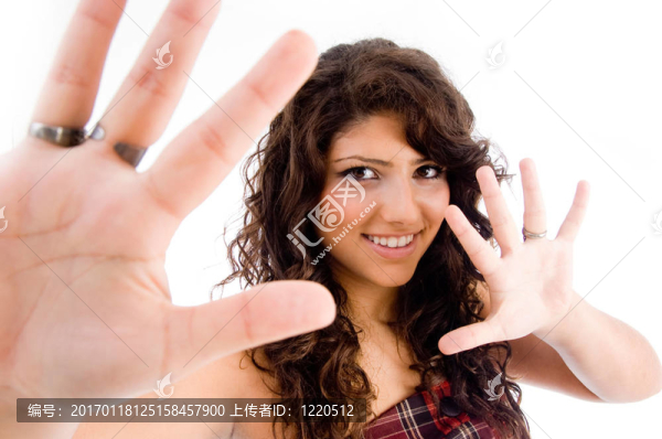 女性展示手掌的肖像