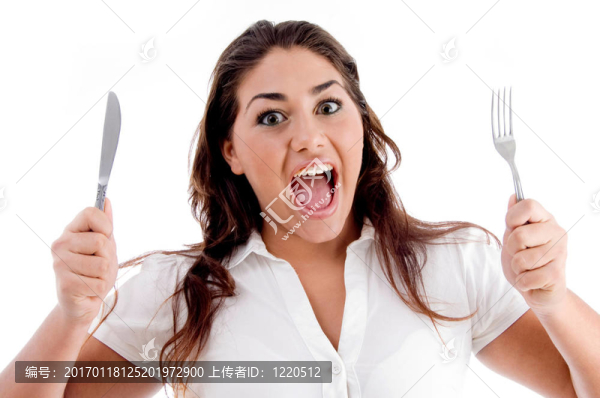 用叉子和刀子喊女人的肖像