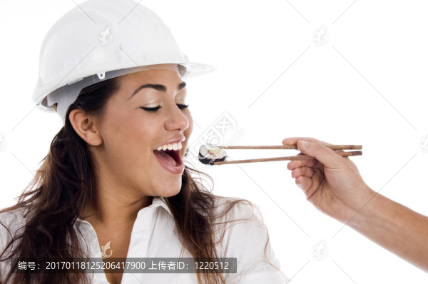 年輕建筑師吃壽司食品