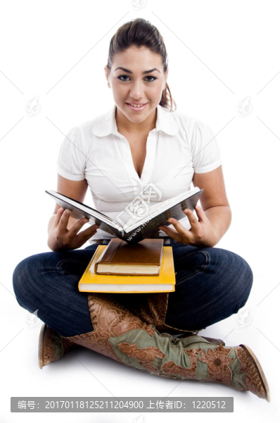 坐著的女人去看書