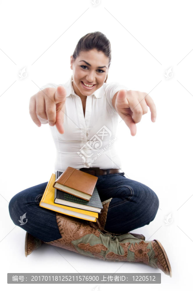 指向微笑的女性與書(shū)籍
