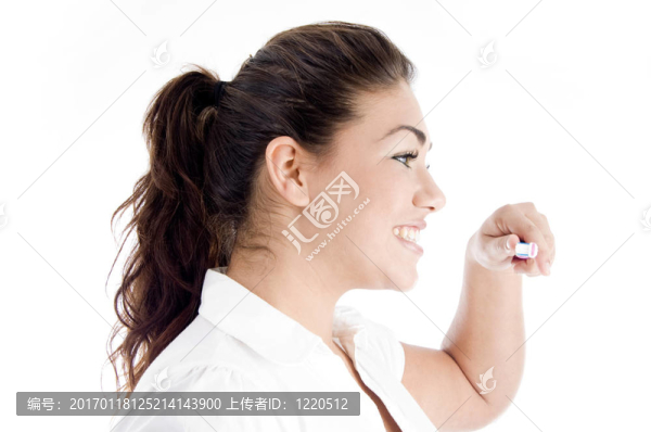 帶牙刷的女性肖像