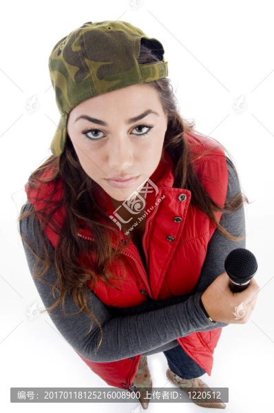 高角度的女人與麥克風(fēng)