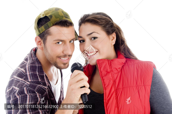 年輕男歌手和女歌手