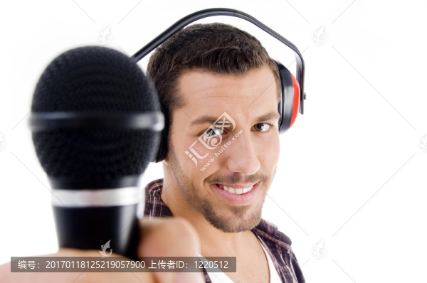 微笑男拿麥克風