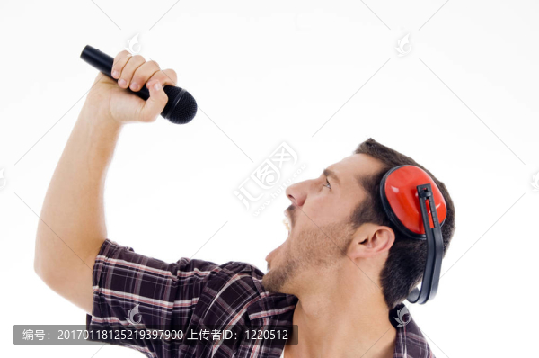 男子在麥克風(fēng)上大聲唱歌