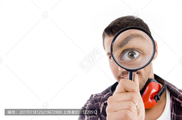 男子通過放大鏡看