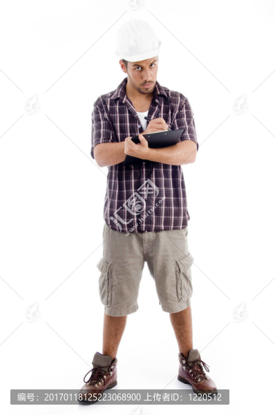 男工程師在墊子上的寫作