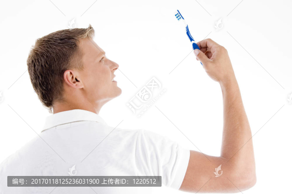 男性看牙刷