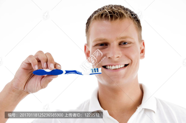 微笑的男性顯示牙刷