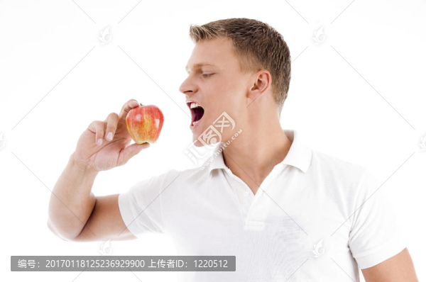 英俊的男人要吃蘋果