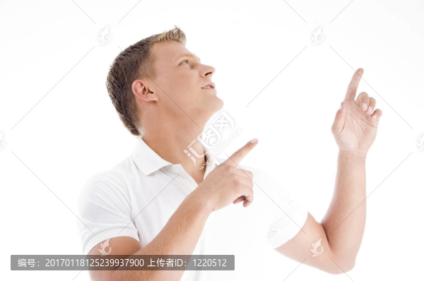 男子朝上