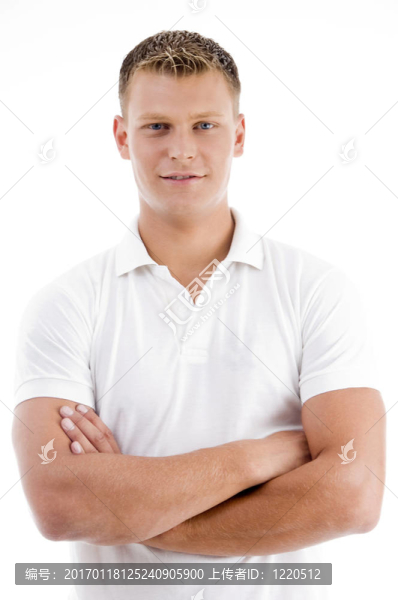 折疊武器的男子在看相機