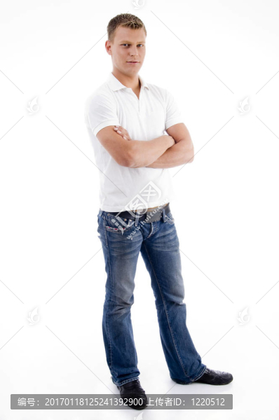 男子折疊臂站立