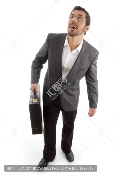 成功的律師持有辦公袋和向上看