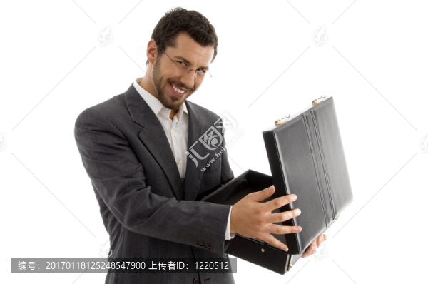 成功的律師微笑著打開他的包