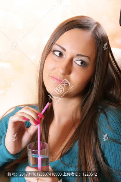 帶水玻璃的女孩