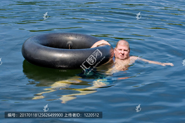 帶管的人