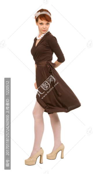 穿著棕色衣服的女人