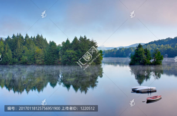 早晨的山湖
