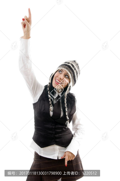 女性戴帽指向上