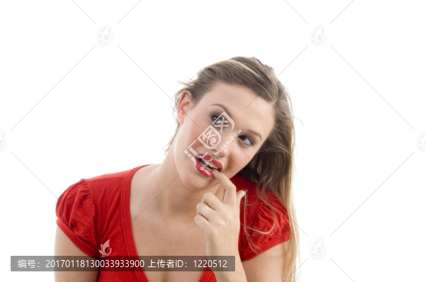女人咬她的手指