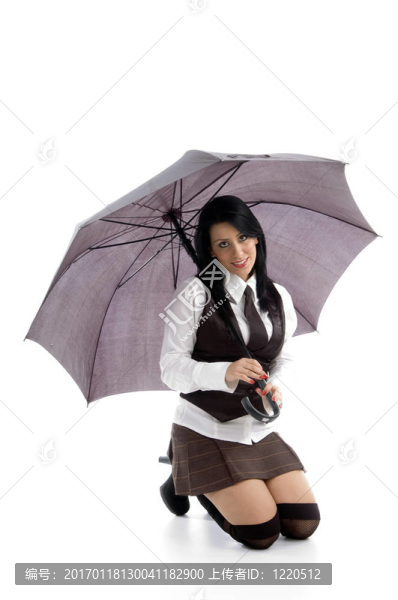 年輕女子跪在地上抱傘