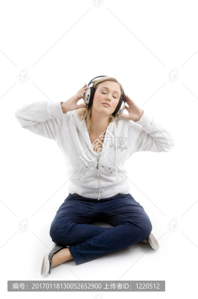 帶耳機(jī)的年輕人聽音樂