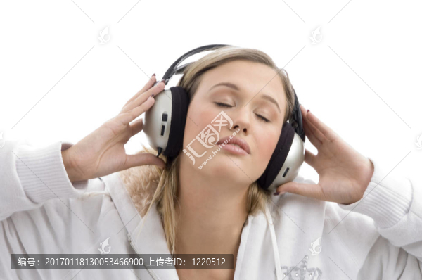 閉著眼睛聽音樂的女人