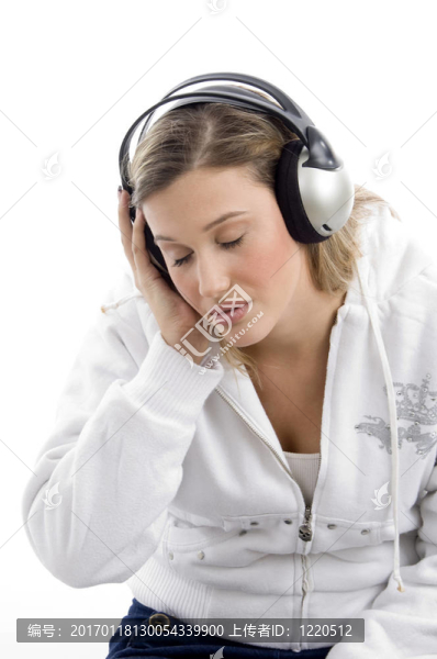 閉著眼睛聽音樂的女人