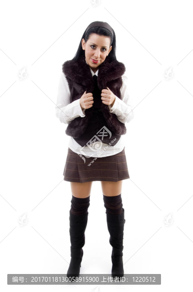 年輕女性穿著夾克和裙子